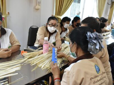 Read more about the article โรงเรียนผู้สูงอายุ : การประดิษฐ์ดอกดาวเรือง