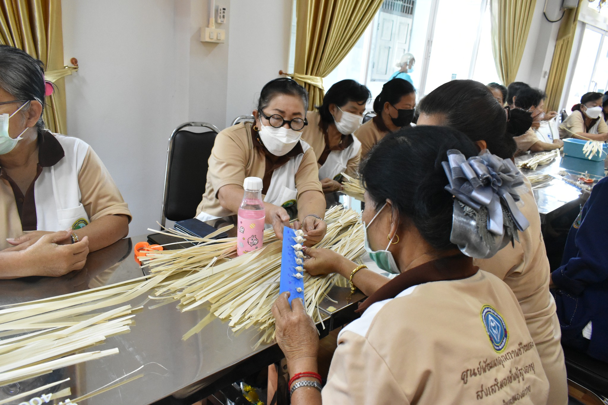 Read more about the article โรงเรียนผู้สูงอายุ : การประดิษฐ์ดอกดาวเรือง